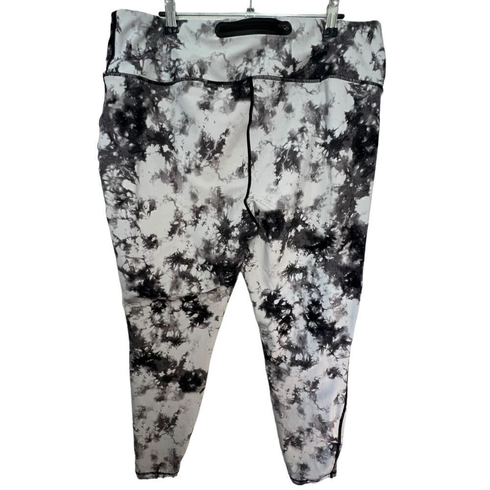 Torrid Black And Grey Marbled Athletic Leggings With Zipper Pocket - Picture 4 of 5